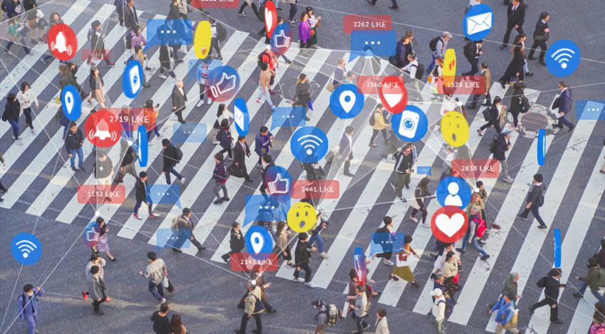 歩いている人々の大半がSNSを使用しているイメージ