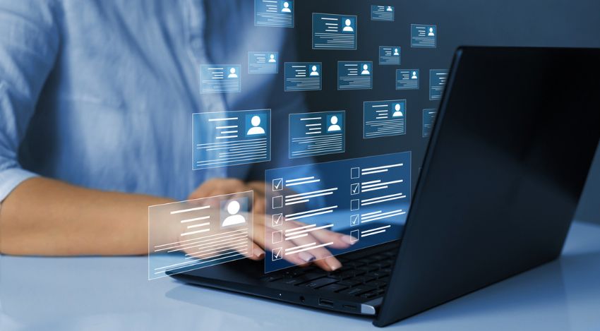 パソコンで様々な情報を得ている様子