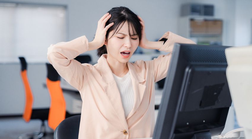 コミュニケーションがうまくいかずイライラしている女性のイメージ