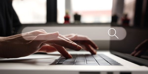 パソコンで検索している画像